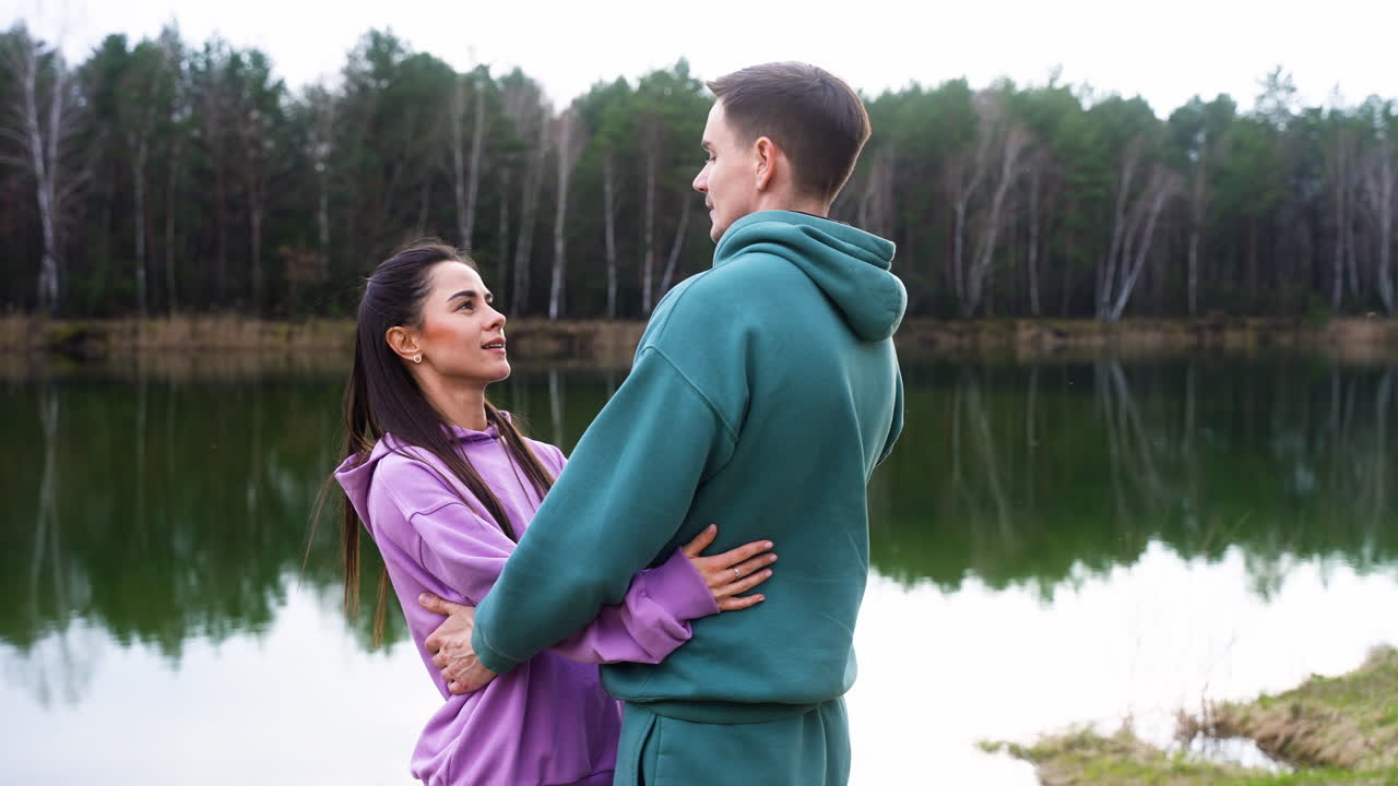 pareja acurrucada al aire libre