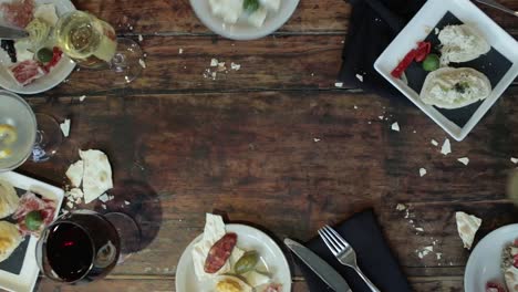 Amigos-Alrededor-De-La-Mesa-En-Un-Restaurante-De-Moda