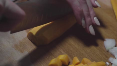 las manos de las mujeres lavan, pelan y cortan las verduras en estofado de verduras