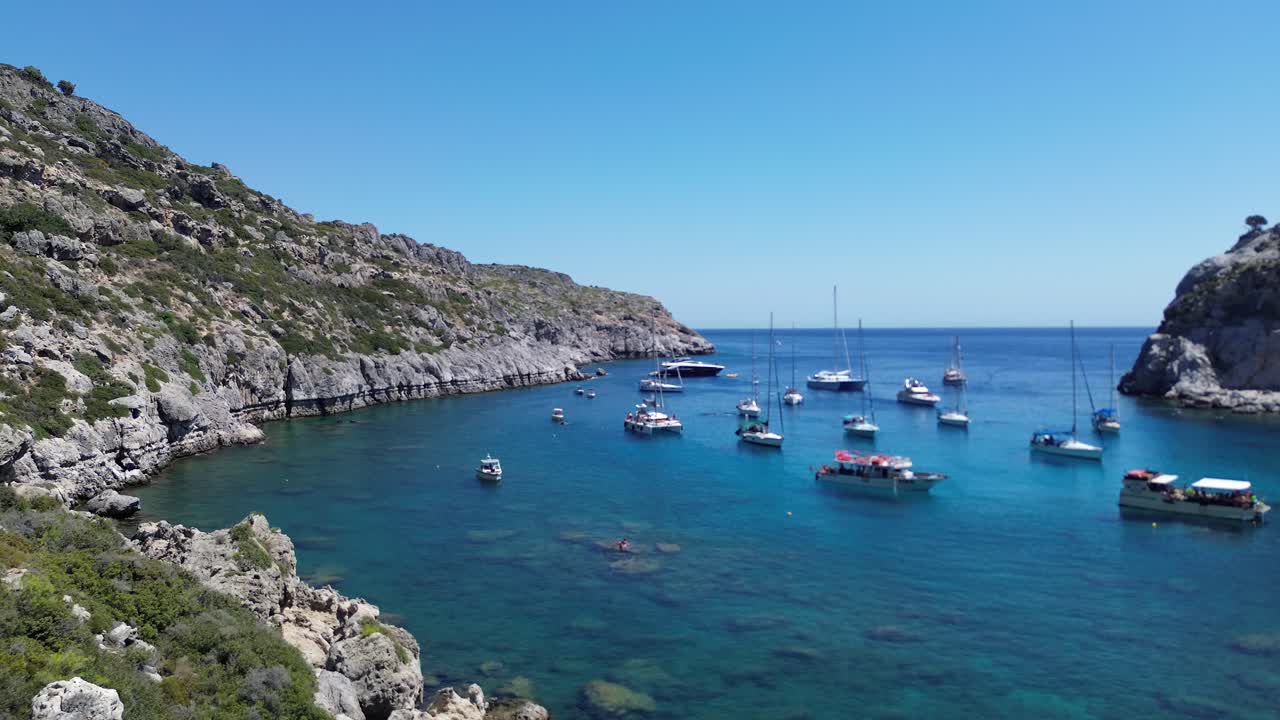 anthony quinn bay en faliraki, rodas en grecia durante el día con agua cristalina