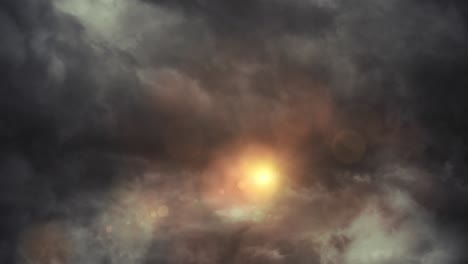 el sol de la tarde detrás de las nubes oscuras cumulonimbus