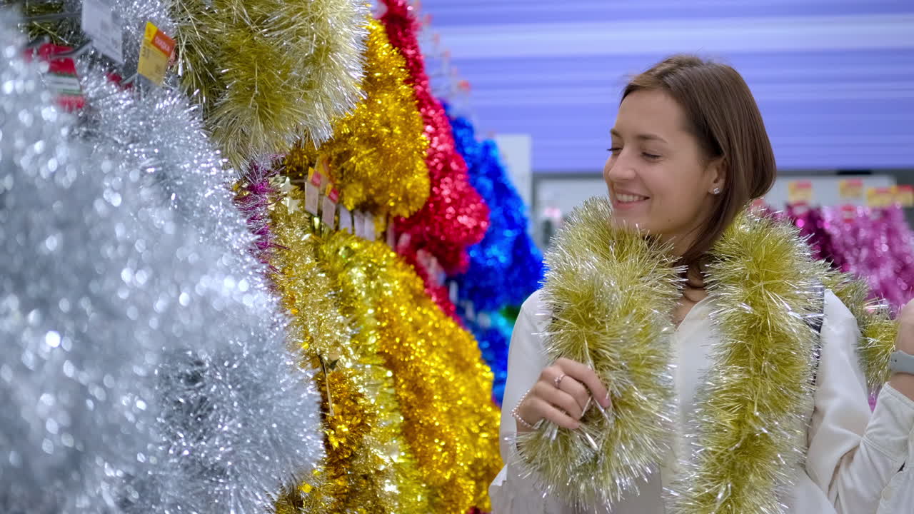 mujer comprando decoraciones de navidad en una tienda