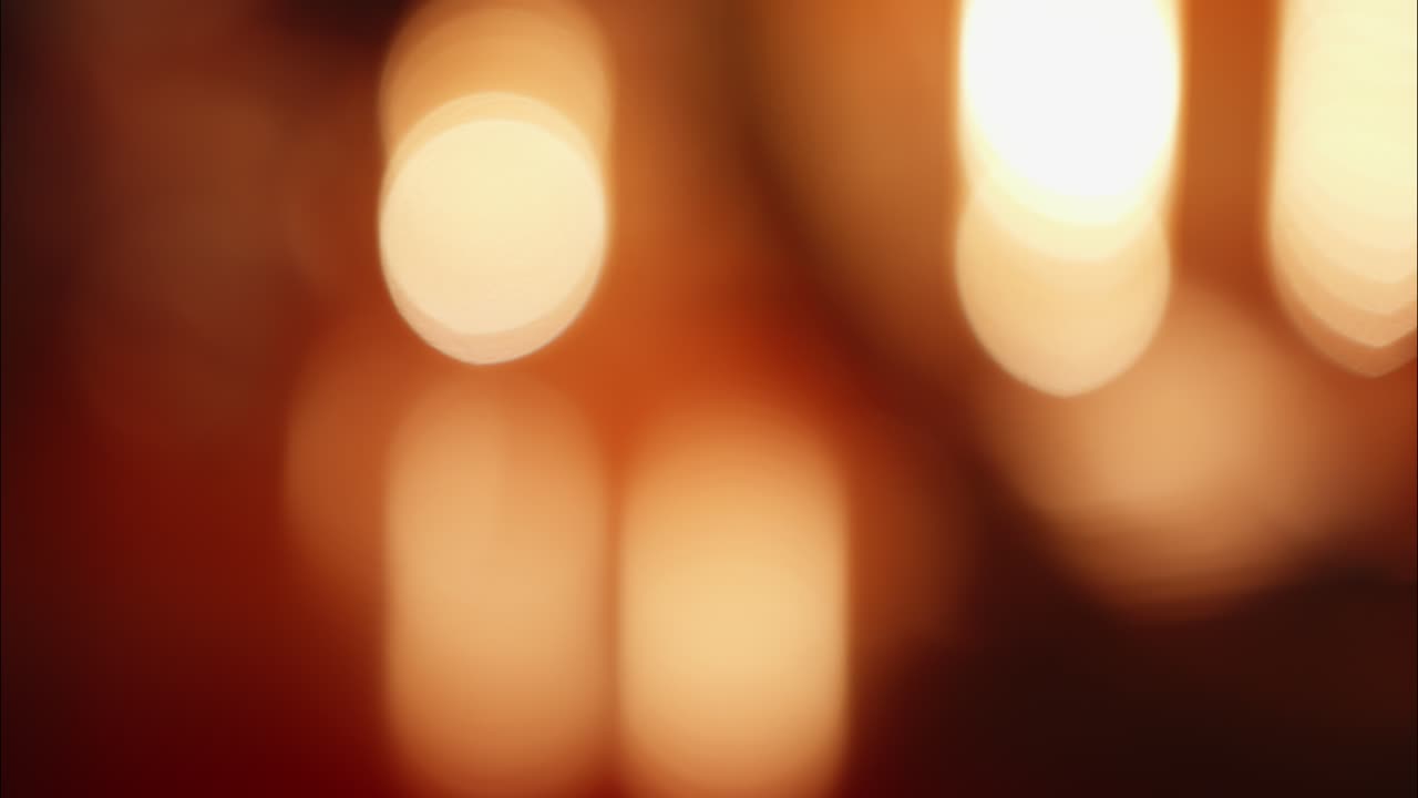 Dynamisk bokeh-ljusbakgrund med varma orangea och röda toner