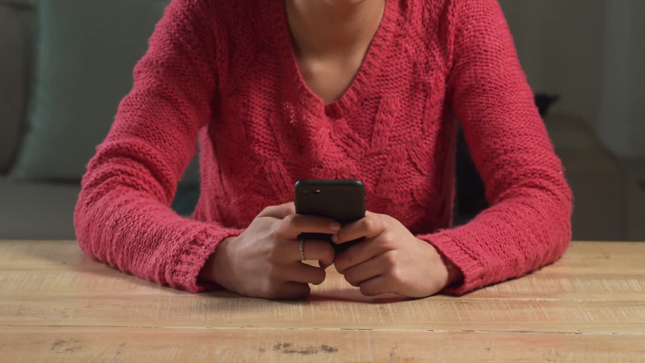 Donna caucasica che usa il suo telefono.