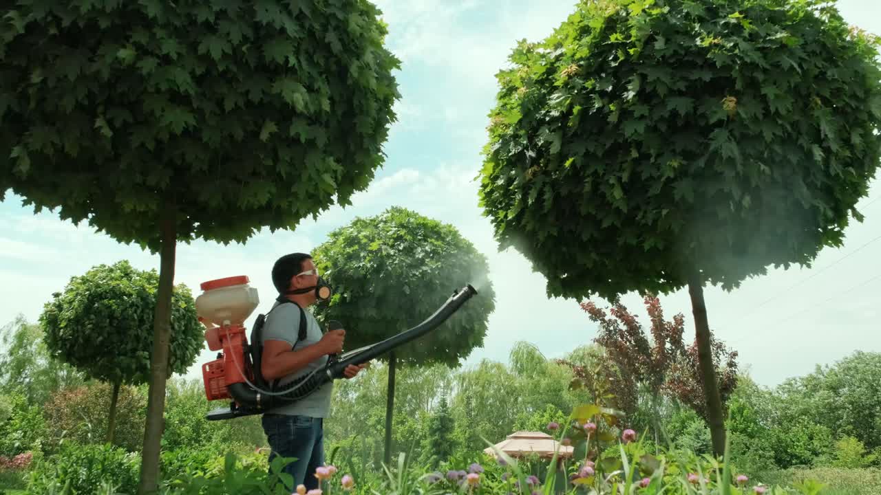 생태적 살충제를 스프레이하는 농부: 보호 마스크와 유리 안경으로 나무와 관목을 우는 농부: 독성 살충제, 살균제, 살충제를 뿌리는 사람: 정원사가 정원을 유지합니다.