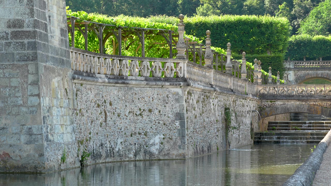 Slowmotion-visning af sten terrasserne, kanalen, vinbeklædte pergolaer og prydhaverne ved Château de Villandry i Loire-dalen, Frankrig.