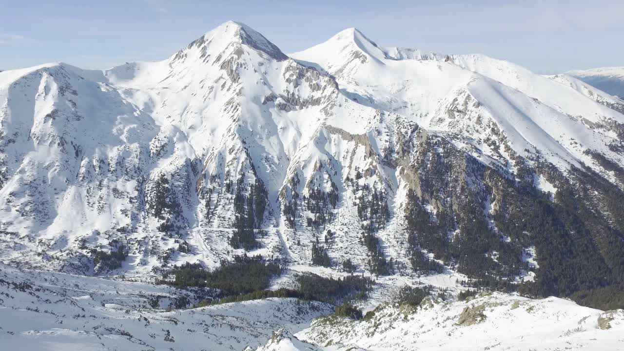 웅장한 겨울 산 풍경과 행복한 등반자