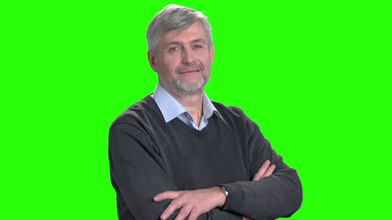 hombre maduro y guapo con los brazos cruzados.