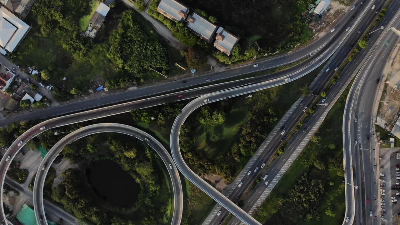 고속도로 위쪽 전망, 도로 교통 중요한 인프라
