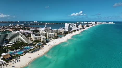 Vista-Aérea-De-Las-Playas-Y-La-Zona-Hotelera,-Día-Soleado-En-Cancún,-México---Aumento,-Disparo-De-Drones