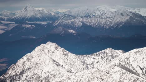 Los-Imponentes-Picos-De-Las-Montañas-De-Los-Alpes-Austriacos-Están-Cubiertos-De-Nieve-Fresca-Y-Ligera.