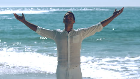 Un-Hombre-Tranquilo-Y-Guapo-Practicando-Yoga-En-La-Playa.