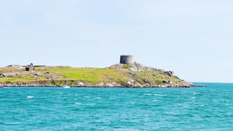 Dalkey-Island-Mit-Kirchenruine-Und-Martello-Turm-An-Einem-Schönen-Sonnigen-Tag