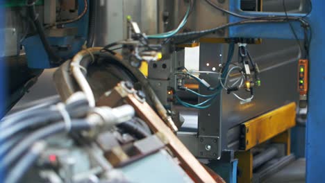 detalles metálicos de las máquinas industriales de fabricación en la planta de producción