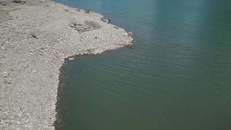 vista aérea hacia adelante de un detalle de la costa de un lago