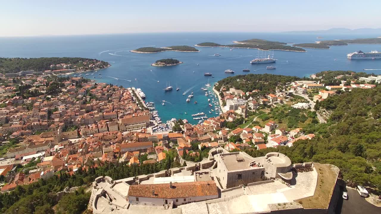흐바르 크로아티아(hvar croatia)의 조감도는 tvrdava fortica와 항구로 들어오는 보트를 강조합니다.
