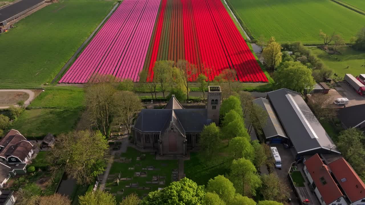 Luftfoto af den hollandske landsby Stompetoren i et vidtstrakt grønt landligt område