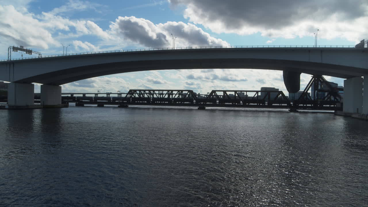 세인트루이스의 물 위를 날아다니는 공중 영상