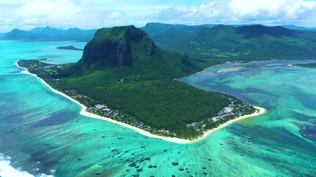 vista aérea del panorama de la isla mauricio y la famosa montaña le morne brabant, hermosa laguna azul y cascada submarina
