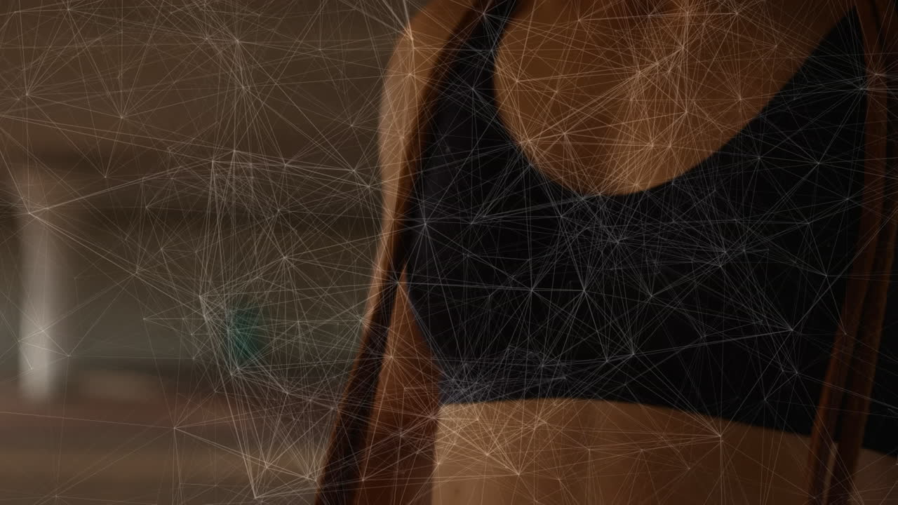 animación de conexiones sobre la sección media de una mujer biracial en forma con bolsa