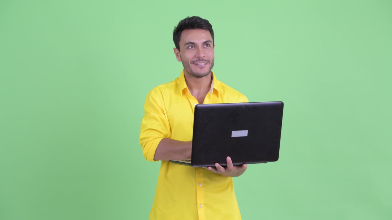 joven feliz y guapo empresario hispano