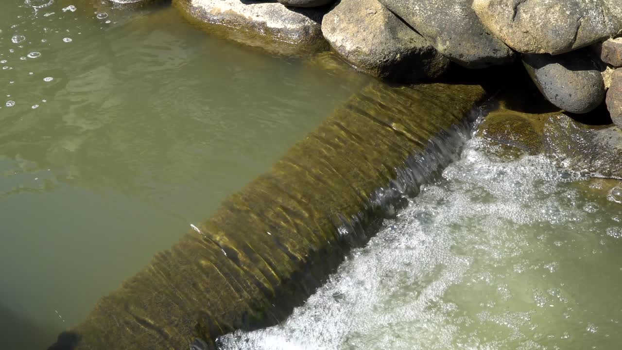 도시 디자인의 일부인 작은 폭포 캐스케이드