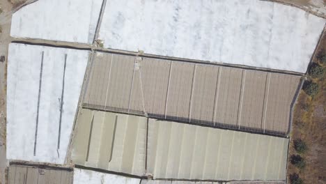 toma aérea sobre infinitos invernaderos en almería