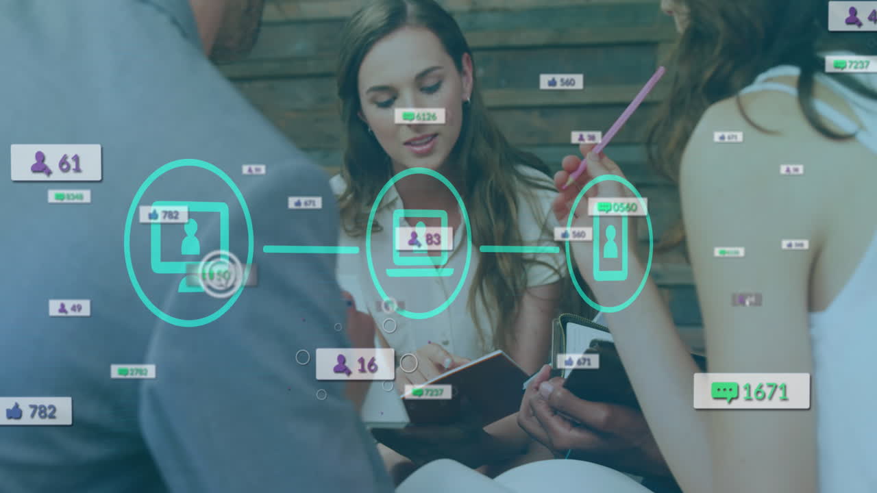 animación de los iconos de los dispositivos en el diagrama de flujo y la notificación, compañeros de trabajo caucásicos discutiendo informes