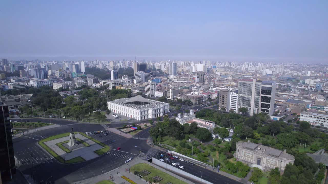 Veduta aerea di un paesaggio urbano vivace con traffico ed edifici storici.