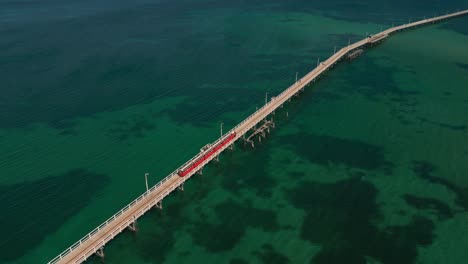 Viaje-En-Tren-Por-El-Embarcadero-De-Busselton-En-Australia,-Vista-Orbital-Aérea