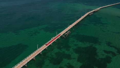 viaje en tren a lo largo del muelle de busselton en australia, vista orbital aérea