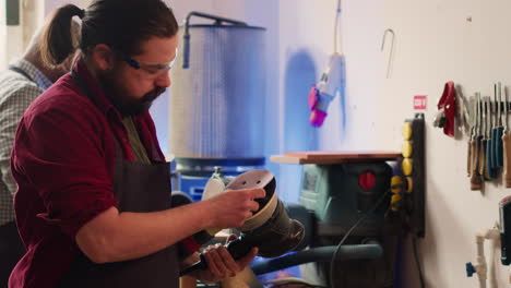 carpintero cambiando los discos cortados en una herramienta eléctrica utilizada para suavizar superficies