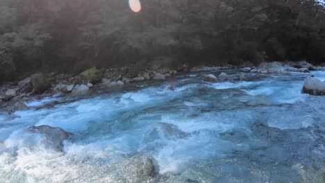 Almuerzo-A-Lo-Largo-De-Un-Hermoso-Arroyo-En-Nueva-Zelanda