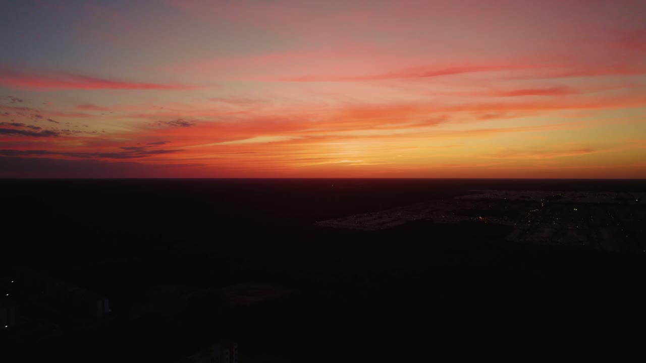 bajando la vista aérea de la puesta de sol en playa paraíso, méxico