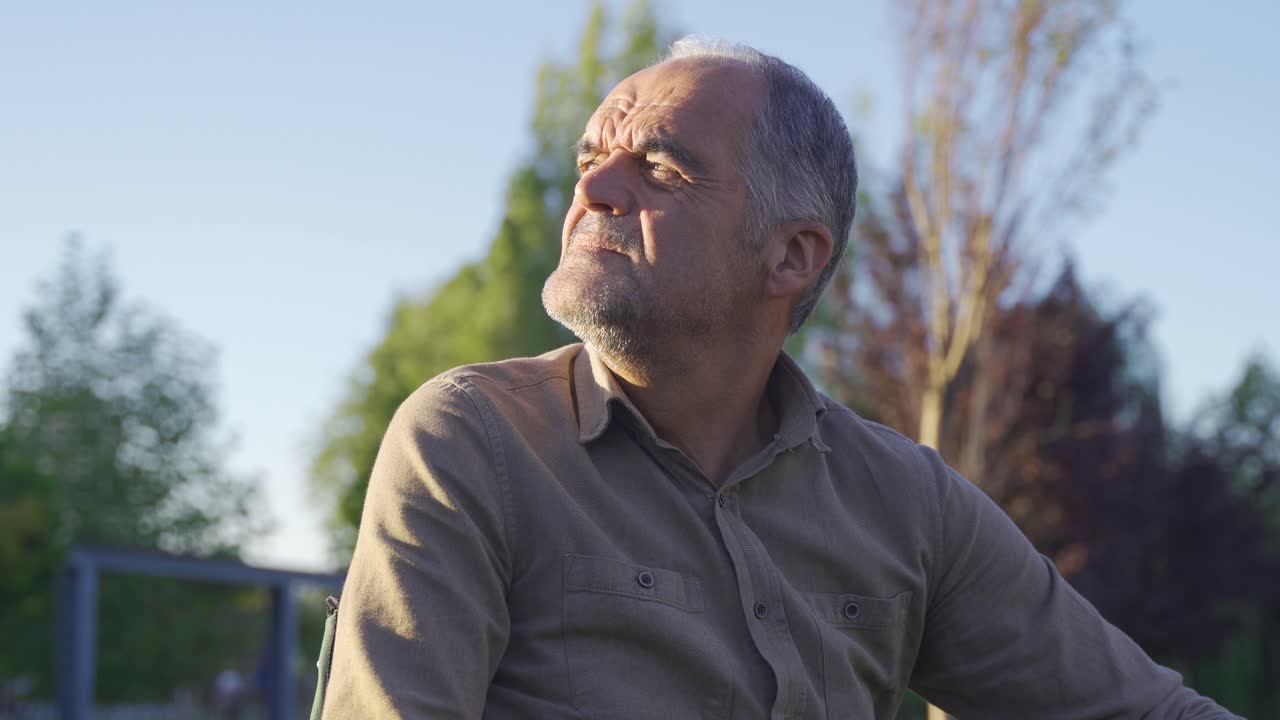 un anciano mirando el sol.