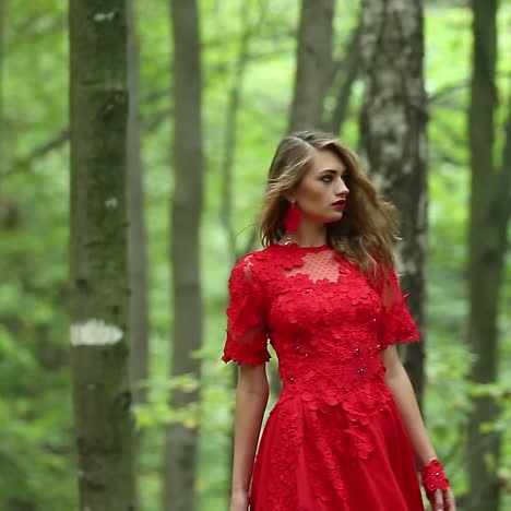 una chica hermosa caminando por el bosque.