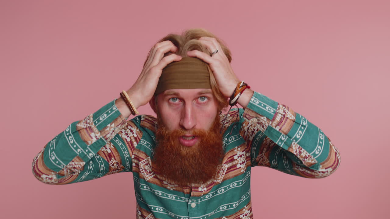 hombre hippie emocionado mostrando explosión de cabeza, mirando preocupado sorprendido sorprendido tipo, wow idea, eureka