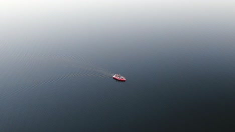 Barco-Rojo-En-Movimiento-Lento-En-El-Océano