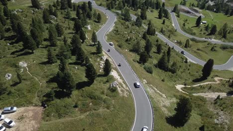 Carretera-Con-Curvas-De-Montaña-En-Italia-Vista-Desde-Un-Dron