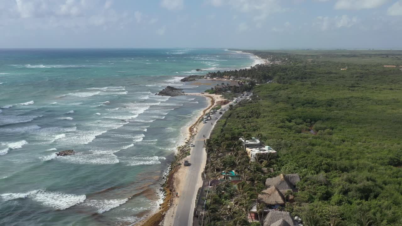 vuelo de drones aéreos descendentes sobre la carretera del mar caribe y hotel de lujo con vista al mar
