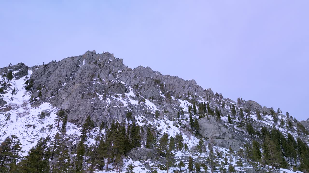 Desolation Wilderness sneklædte bjergklippevæg, Lake Tahoe, Californien, luftfoto fra drone