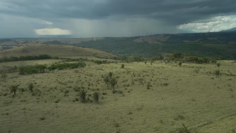 Tormenta-De-Lluvia-En-El-Horizonte-Verde-De-La-Montaña-En-La-Distancia,-Sobrevuelo-De-Drones-De-Costa-Rica