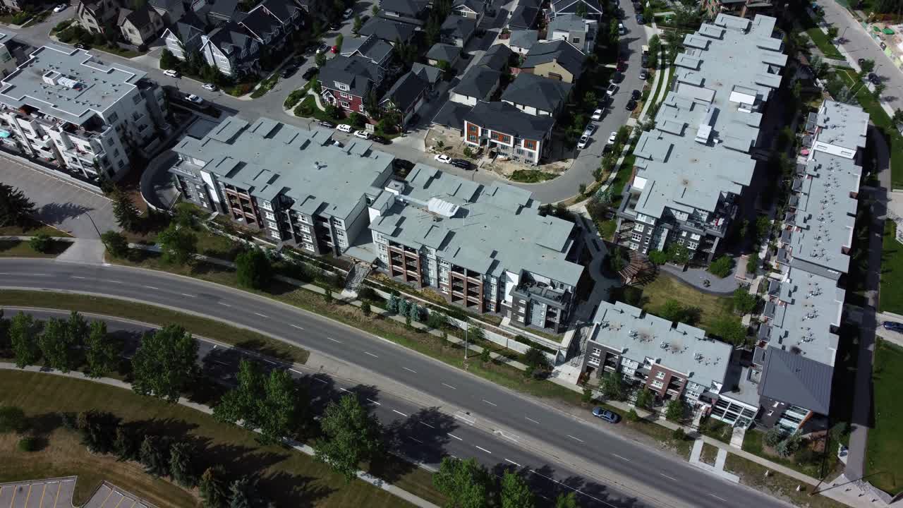 Esplorazione Aerea: Paesaggi Urbani e Comunità a Calgary, Canada.