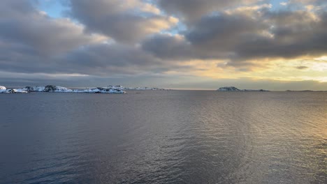 Ruhige-Winterküste-In-Norwegen,-Aufgenommen-In-Sanfter-Zeitlupe-Und-4K-Klarheit