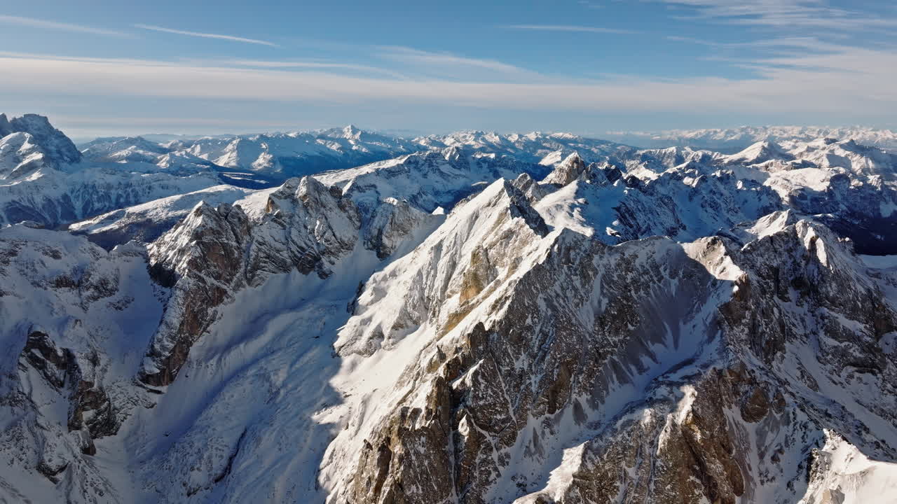 Vista aerea con drone della Marmolada nelle Dolomiti, Italia nord-orientale, con cielo azzurro sullo sfondo