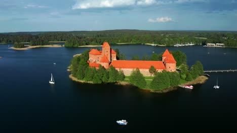 vista panorámica de los veleros en el lago galve con el castillo de la isla de trakai, lituania