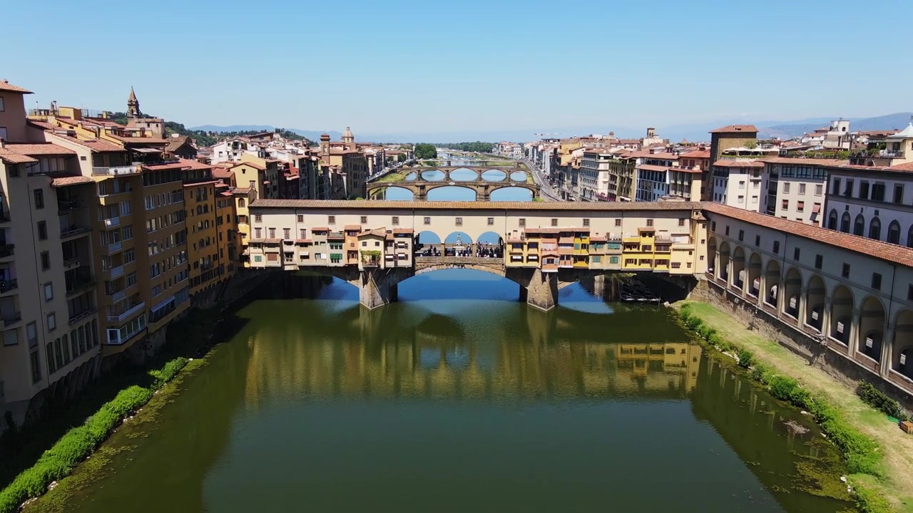 Drone in volo verso il Ponte Vecchio a Firenze - un simbolo di duratura connessione umana