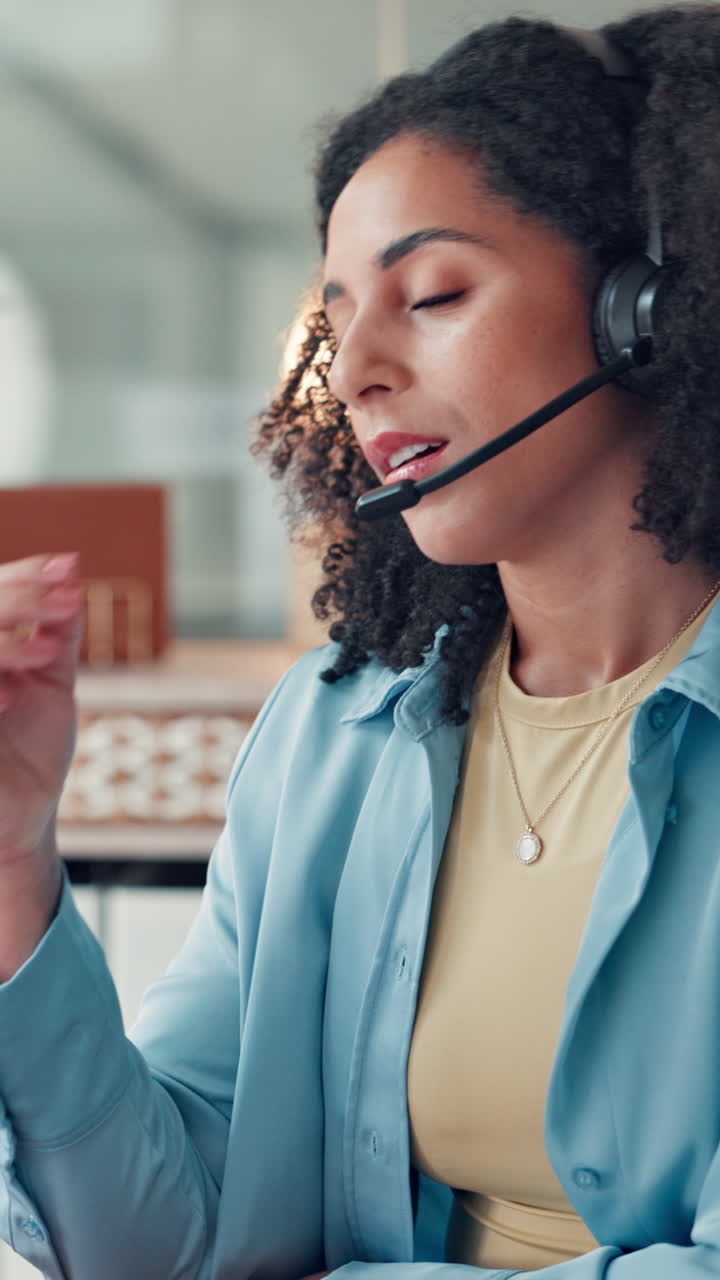 Donna stressata con cuffie che si sfrega gli occhi al lavoro