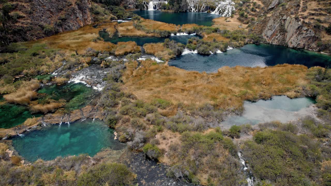 sobrevolando lagunas y cascadas de huancaya en perú