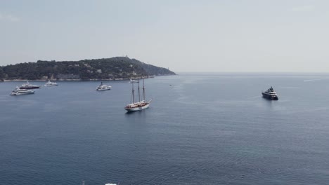 Barco-De-Yates-De-Tres-Mástiles-En-La-Riviera-Francesa,-Costa-Mediterránea-De-La-Costa-Azul---Vista-Aérea-De-Drones